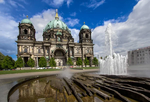 Catedral em Berlim e fonte, Alemanha — Fotografia de Stock