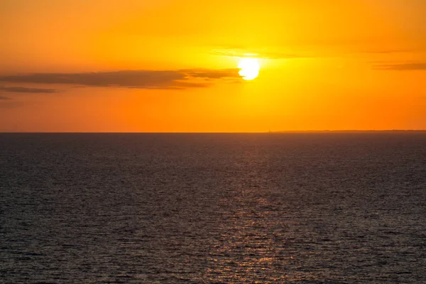 Pôr do sol sobre o mar — Fotografia de Stock