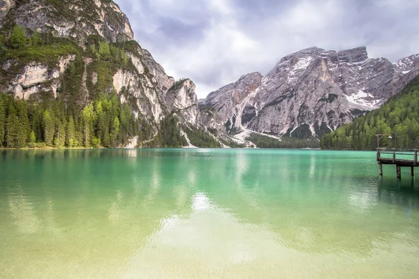 Jezioro Braies w regionie Dolomity, Włochy — Zdjęcie stockowe