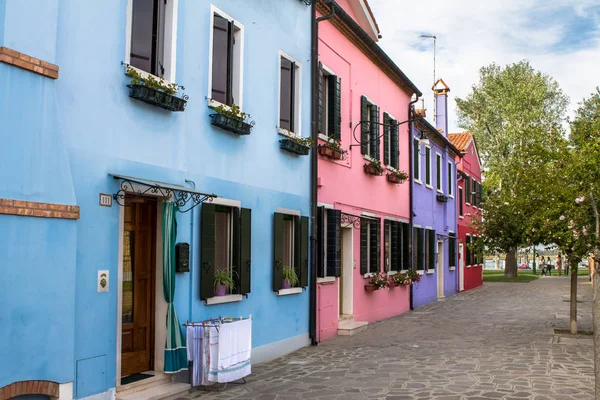 Barevné domy v Burano, Benátky — Stock fotografie