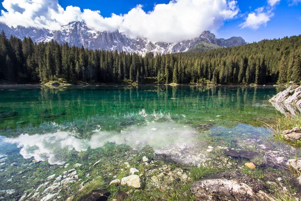 Karersee, lago nelle Dolomiti in Alto Adige — Foto Stock