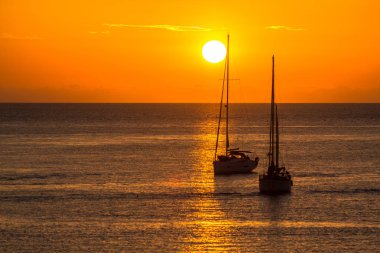 gün batımında Yelkenliler