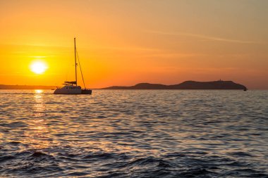 yelkende karşı günbatımı