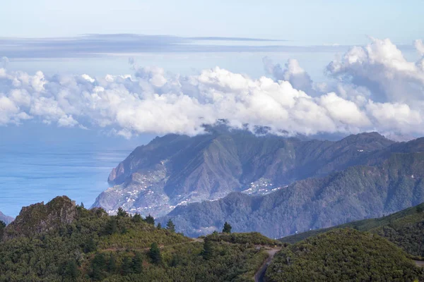 Paisagem montanhosa na Madeira, Portugal — Fotografia de Stock