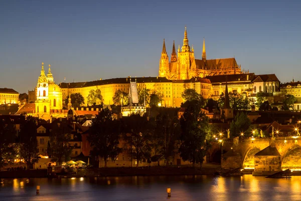 Pražský hrad a Karlův most za soumraku — Stock fotografie