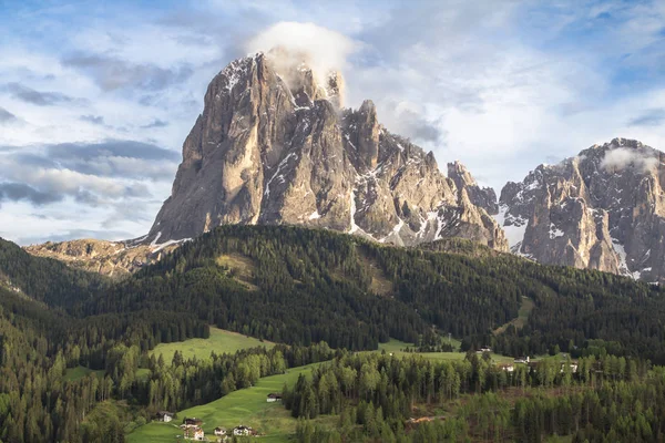 Monte Langkofel (Sassolungo) en los Dolomitas del Tirol del Sur, Italia — Foto de Stock