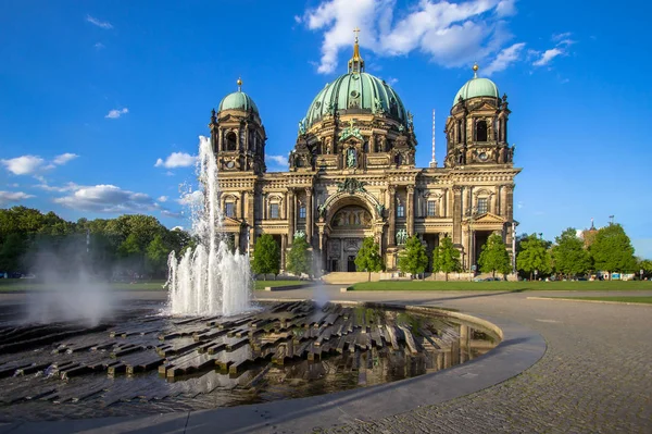 Kathedraal in Berlijn en fontein, Duitsland — Stockfoto