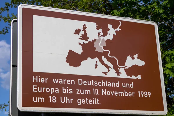 Schild auf der glienicker brücke in berlin, deutschland — Stockfoto