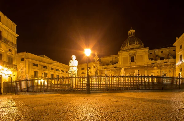 밤, 팔레르모, 이탈리아 광장 프리토리아에 치욕의 분수 — 스톡 사진