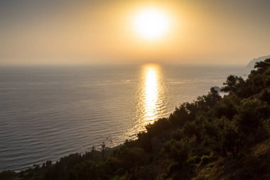 Denizin üzerinde gün batımı