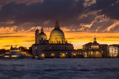 Bazilika Santa Maria della salute gün batımında, Venedik