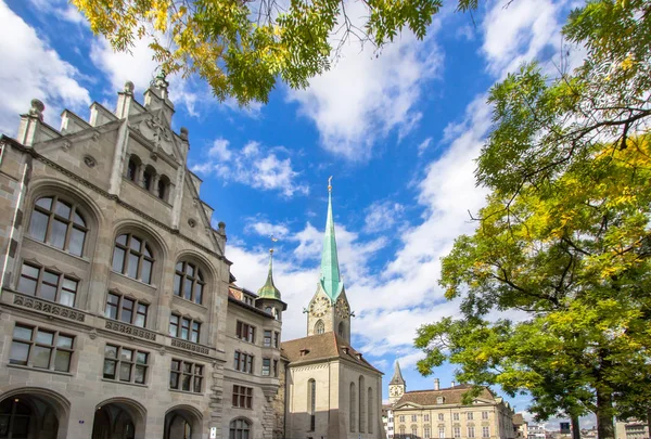 曼斯泰大教堂和 Stadthaus, 苏黎世, 瑞士 — 图库照片