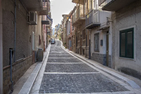 Enge straße von lascari in sizilien, italien — Stockfoto