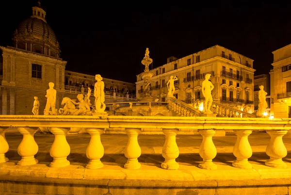 Fontanny wstydu na Piazza Pretoria w nocy, Palermo, Włochy — Zdjęcie stockowe