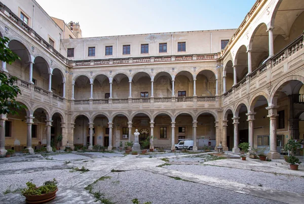 Patio del Palazzo Reale en Palermo, Italia — Foto de Stock