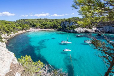 Tekneler ve yatlar Macarella plajda, Menorca, İspanya