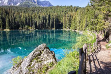 Karersee, gölde dolomites içinde south tyrol, İtalya