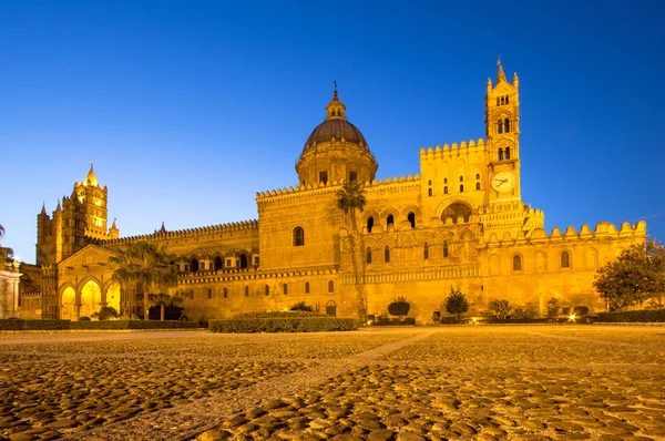 Katedralen i Palermo på natten, Italien — Stockfoto
