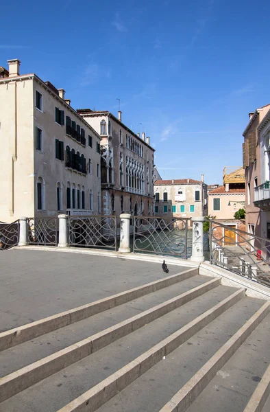 Ponte delle Guglie sur le petit canal vénitien, Venise — Photo