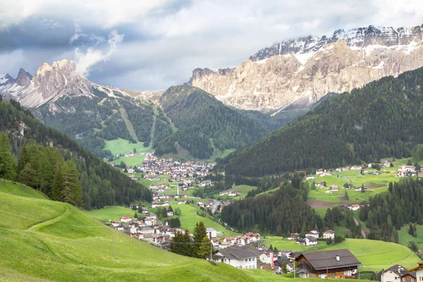 Selva vesnice v Jižní Tyrolsko, Dolomity, Itálie — Stock fotografie