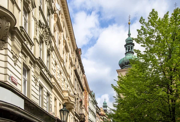 Historische gebouwen in de oude stad in Praag, Tsjechië — Stockfoto