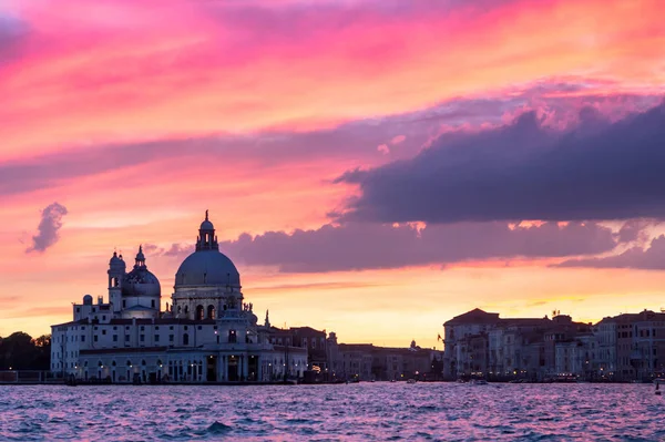Bazilika Santa Maria della salute gün batımında, Venedik