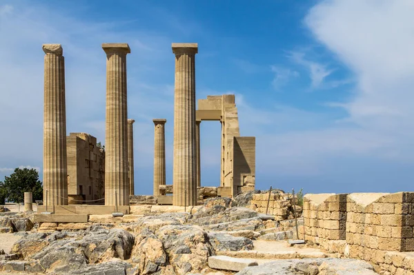 Ruinas del templo antiguo, Lindos, isla de Rodas, Grecia — Foto de Stock