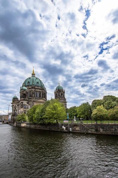 River Spree dan Katedral Berlin di Berlin, Jerman — Stok Foto