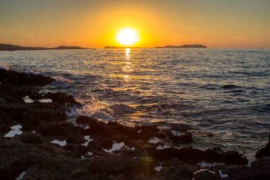 Denizin üzerinde gün batımı
