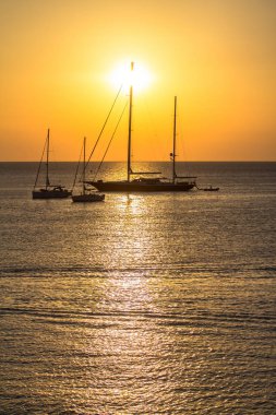 Günbatımında yatlar