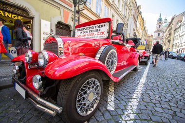 Sokakta eski model bir araba.