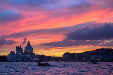 Bazilika Santa Maria della salute gün batımında, Venedik