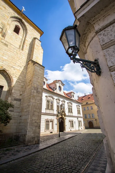 Történelmi épületek a régi város-Prága, Cseh Köztársaság — Stock Fotó
