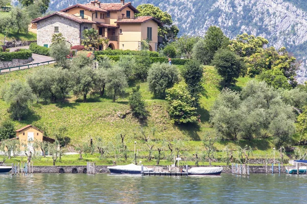 イタリアのコモ湖の岸にイタリアのお金持ちの家 — ストック写真