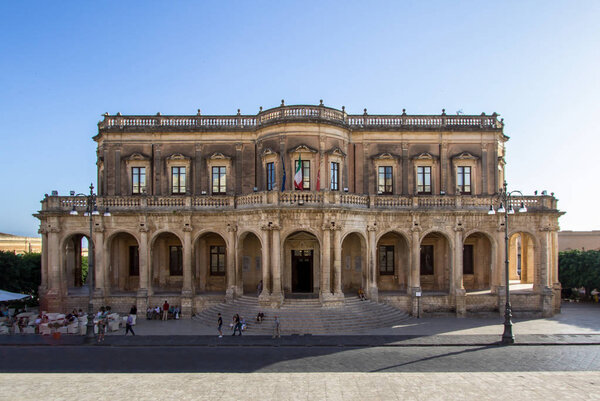 Палаццо Дусецио в Ното, Италия
