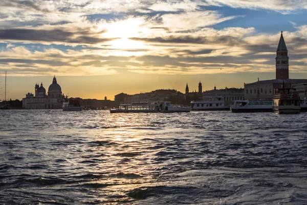 Puesta de sol detrás de la iglesia de Madonna Della Salute en Venecia — Foto de Stock