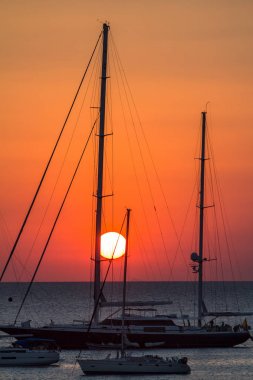 Günbatımında yatlar