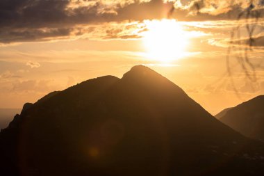 Dağların üzerinden gün doğumu