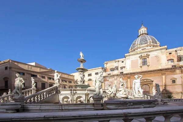 Fontana della vergogna in Piazza Pretoria, Palermo, Italia — Foto Stock