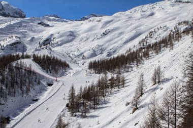 Bir Saas-Fee İsviçre dağlarında kayak pistlerine