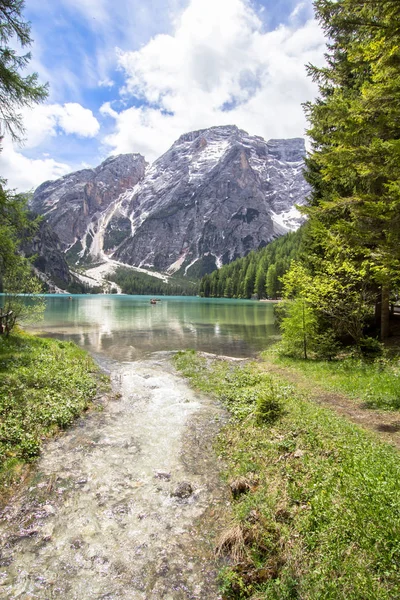 ドロミテ、イタリアの湖 Braies — ストック写真