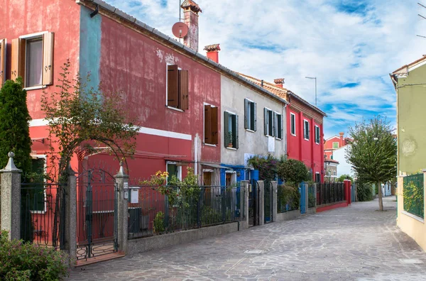 Barevné domy v Burano, Benátky — Stock fotografie