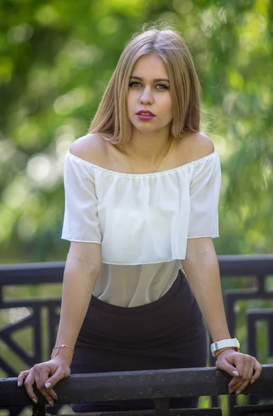 Mujer rubia joven con estilo — Foto de Stock