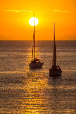 gün batımında Yelkenliler