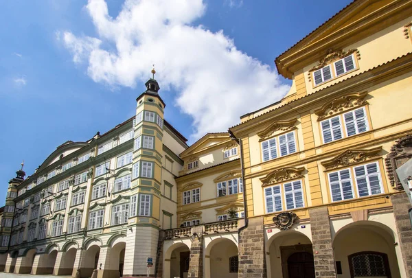 Исторические здания в старом городе Праги, Чехия — стоковое фото