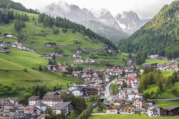 Selva dorp in Zuid-Tirol, Dolomieten, Italië — Stockfoto