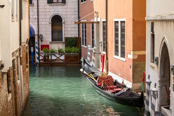 Small venetian canal, Venice, Italy — Stock Photo, Image