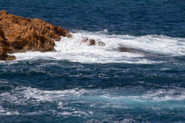 Cala Pregonda, Menorca, İspanya yakınındaki deniz manzarası