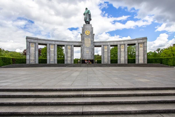 Szovjet háborús emlékmű, a Tiergarten központi Berlin, Németország — Stock Fotó