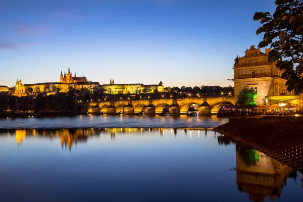 Prag Kalesi ve Charles Köprüsü alacakaranlıkta — Stok fotoğraf